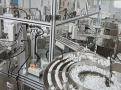 Stabiler Betrieb, präzise Positionierung für die automatische Montage von Heli-Kappen an Milchflaschen