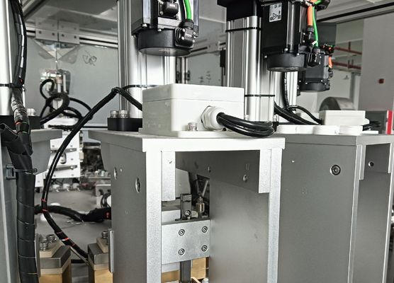 Ein guter Preis. Polierte Oberfläche und servo-verknüpfte Stange Struktur für gleichmäßigen und stabilen Druck Euro Cap Montage-Maschine Online