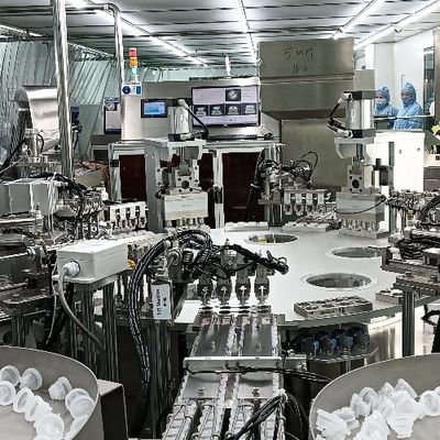 Ein guter Preis. Umdrehbarer Typ Infusionsflasche Doppelverschlussmontage-Maschine Online