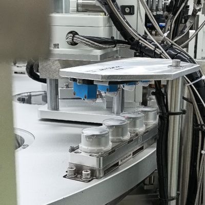 Ein guter Preis. Infusionskappen-Laminier-Maschine, die eine flache Schweißoberfläche von Infusionskappen (Euro-Kappen) erzeugen kann Online