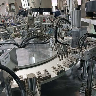 Ein guter Preis. IV-Infusionsschalen-Folienkappenmontage-Maschine Automatische Schraubkappen-Maschine Online