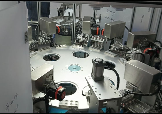 Ein guter Preis. Umdrehbarer Typ Infusionsflasche Doppelverschlussmontage-Maschine Online