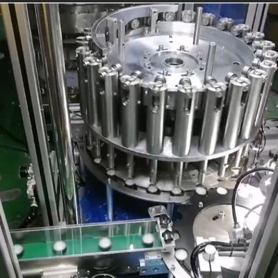 Ein guter Preis. Hochgeschwindigkeitskappenverkleidungsmaschine zur präzisen Dichtungsfüllung bei der Flaschenkappenherstellung Online
