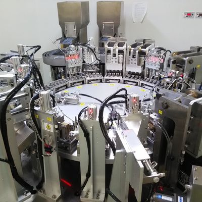 Infusionskappenmontage Maschine aus Edelstahl, gute Qualität Ausrüstung, Servo-Antrieb für stabile Leistung