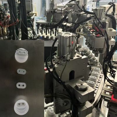 Hochpräzise und qualifizierte Rate Euro Cap Montage-Maschine für die automatische Montage von Easy Peel Foil Kappen für IV Infusion Weichbeutel und Flaschen