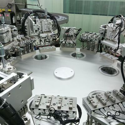 Ein guter Preis. Infusionskappenmontage-Maschine, von PLC gesteuert, mit mehrsprachigem Display, das leicht bedient werden kann. Online