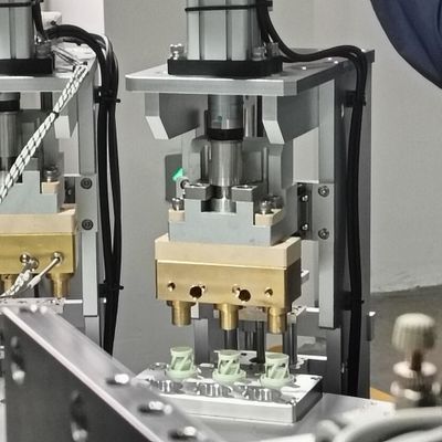 Stabile Betriebsgeschwindigkeit und hohe Montagegenauigkeit Trocknungskappe Siliciumgel Füllung Versiegelung Kappe Montage Maschine mit Servomotor und Indexantrieb