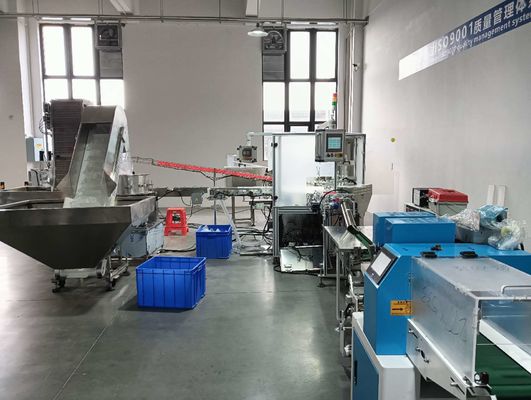 Schraubmaschine und Verpackungsmaschine sind für die gesamte Produktionslinie miteinander verbunden