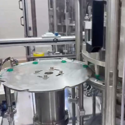 Kappenfaltmaschine mit Schraubmaschinenkonfiguration von Servomotor und ohne hohe technische Anforderungen an den Bediener.