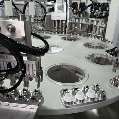 Kundenspezifische Karussell-Milchkappen-Montagemaschine mit Zuführung mittels einer Belademaschine kann die manuelle Auskippzeit reduzieren und die Betriebsrate der Maschine verbessern.