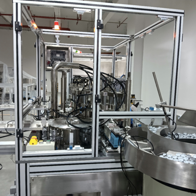Automatische Montagemaschine mit Einzeltragtür, erhältlich in Drehtabellen- und mechanischen Konfigurationen.