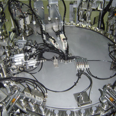 Ein guter Preis. Vollautomatisierte IV-Tasche Spike-Ports und Injektions-Ports Montage-Maschine mit Notfall-Stopp-Knopf ISO GMP konform 8000-15000pcs/hr Online