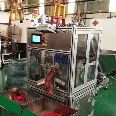 Ein guter Preis. Automatische Edelstahlkappenverkleidungsmaschine für Flip-Top-Kappen mit 4500-15000 Stück/Stunde Produktionsgeschwindigkeit Online