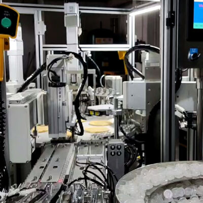 Automatisierte CRC-Kappenmontagemaschine mit 99 % qualifizierter Produktquote, SPS-Steuerung und einer Geschwindigkeit von 1500-8500 Stück/Stunde für Trockenmittelkappen